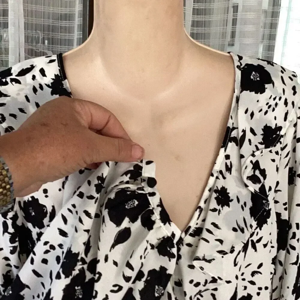 ASTR The Label Long Sleeve Chiffon Floral Crop Top Women’s XS Cream & Black